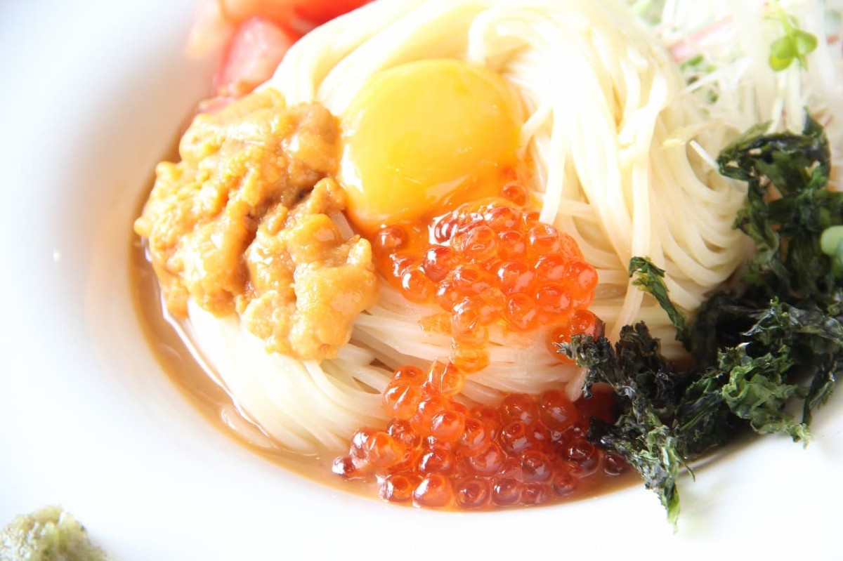 島根県出雲市にあるラーメン店『かみあり製麺』で提供しているウニとイクラを使った冷やし麺