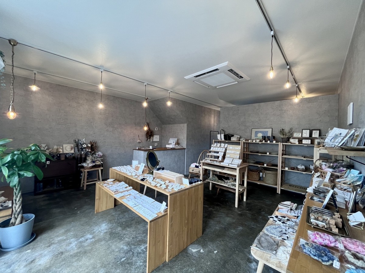 鳥取県米子市の雑貨屋『hibou（イーブー)』の店内