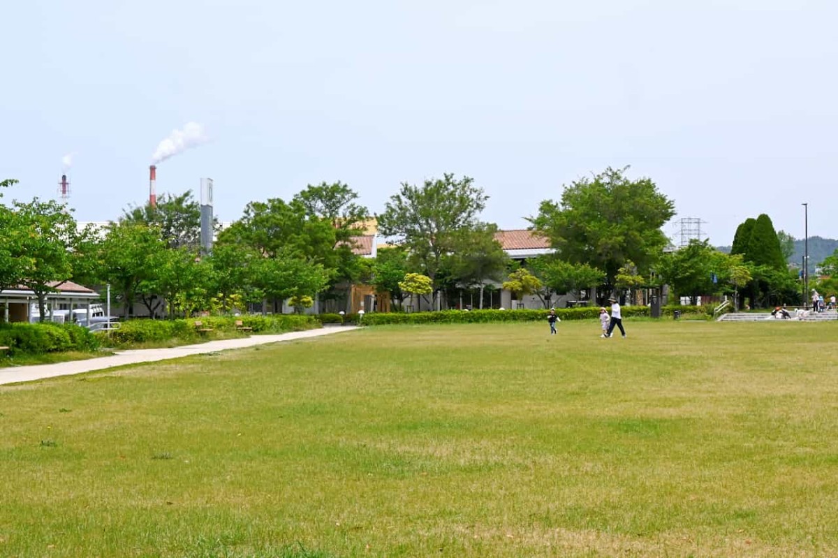 島根県江津市にある『江津市シビックセンター公園』の芝生広場