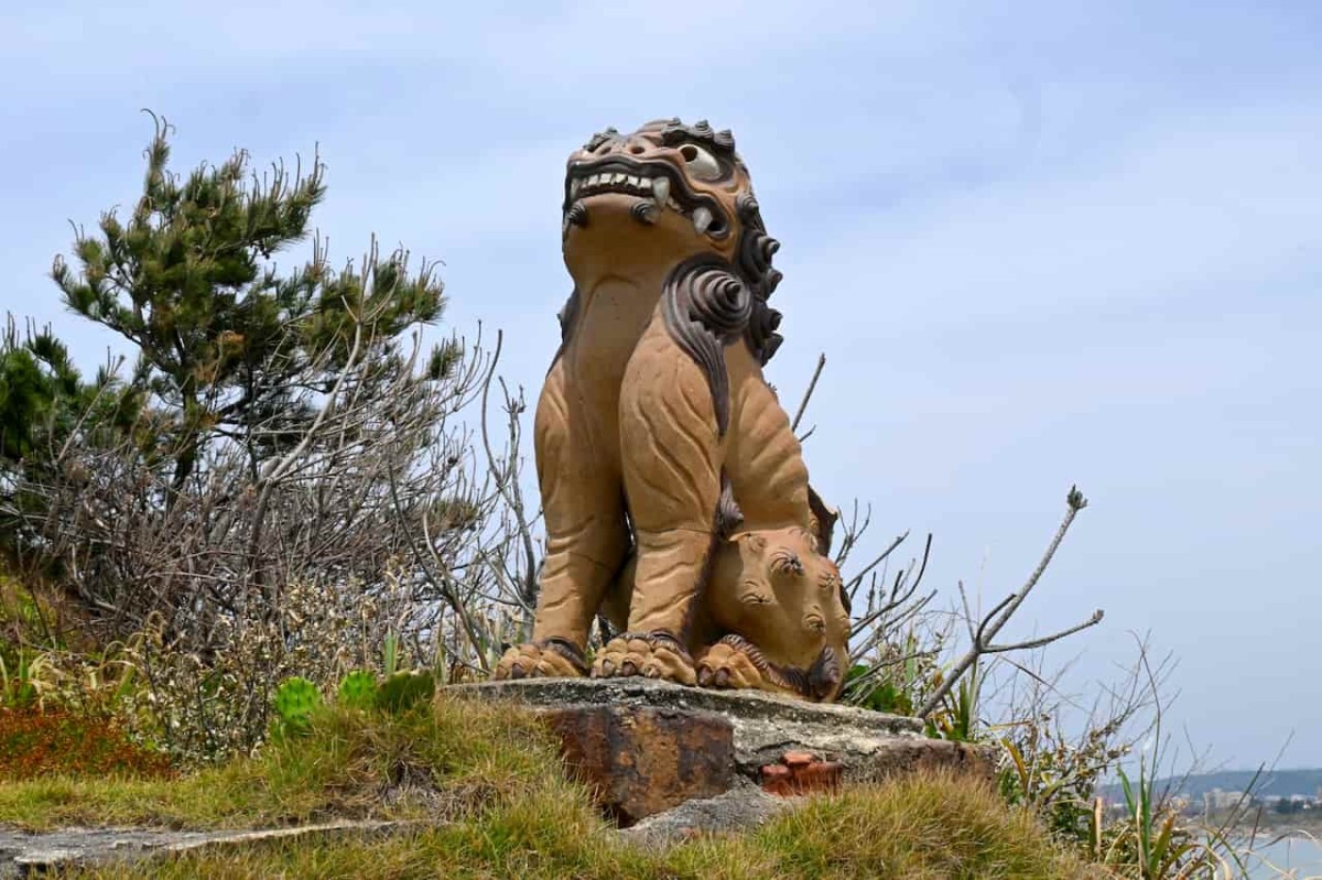 島根県江津市にある「真島」に立つ狛犬