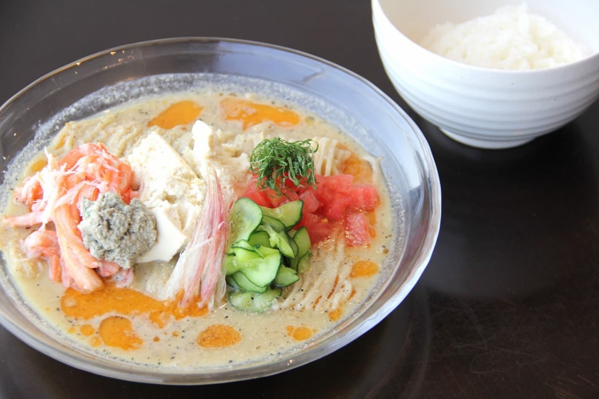 鳥取県境港市「米子鬼太郎空港」内の『紅ズワイガニらぁ麺まるはち屋』で提供している期間限定の冷やし麺