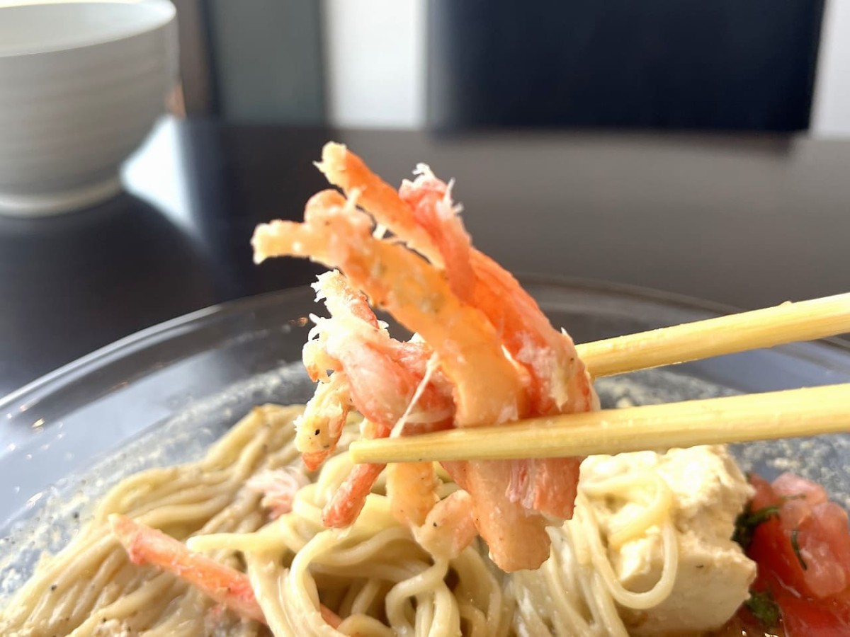 鳥取県境港市「米子鬼太郎空港」内の『紅ズワイガニらぁ麺まるはち屋』で提供している期間限定の冷やし麺のカニ