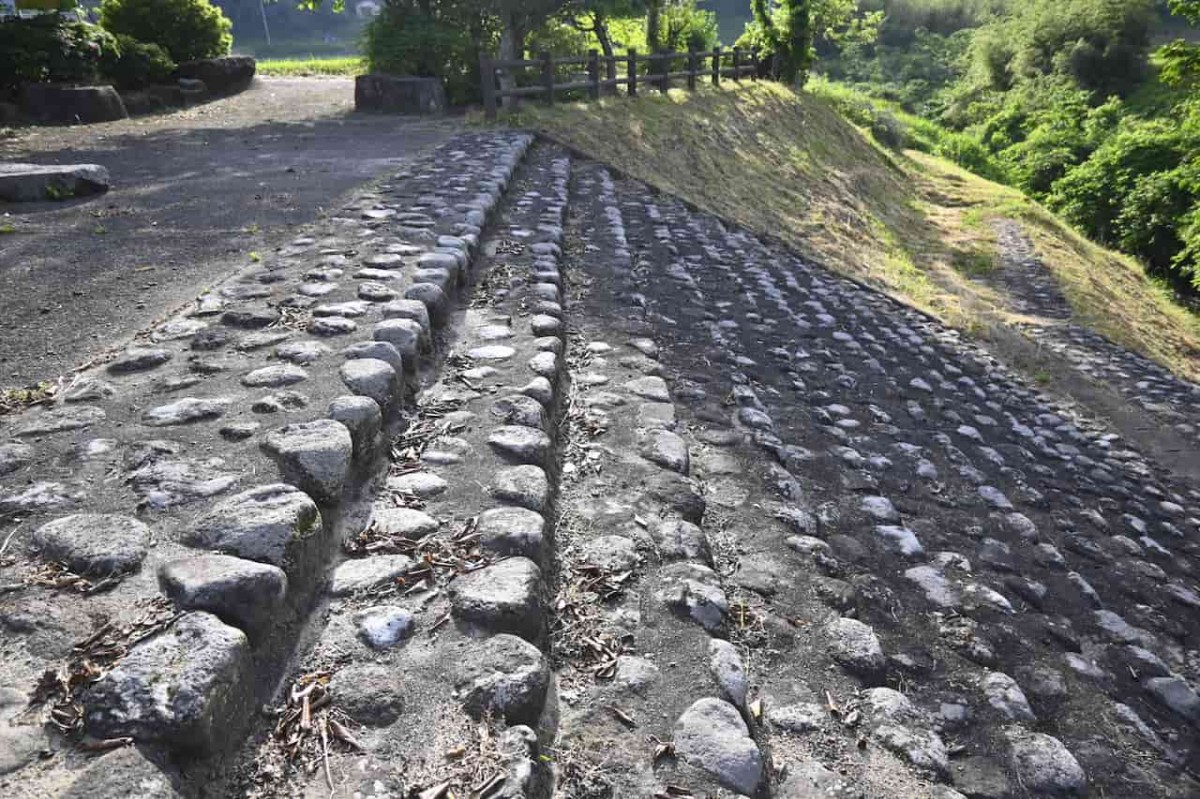 島根県雲南市の『佐世交流センター』裏手にある「かわこ広場」の石段