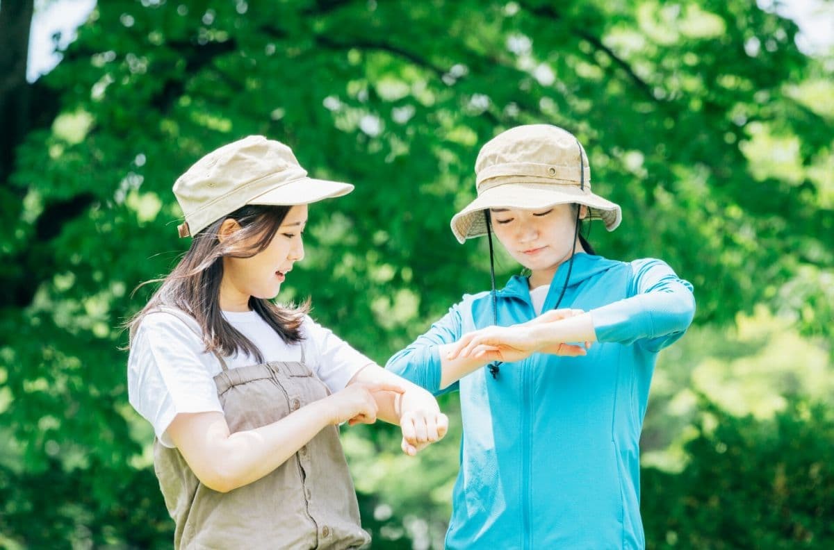 虫に刺された女性