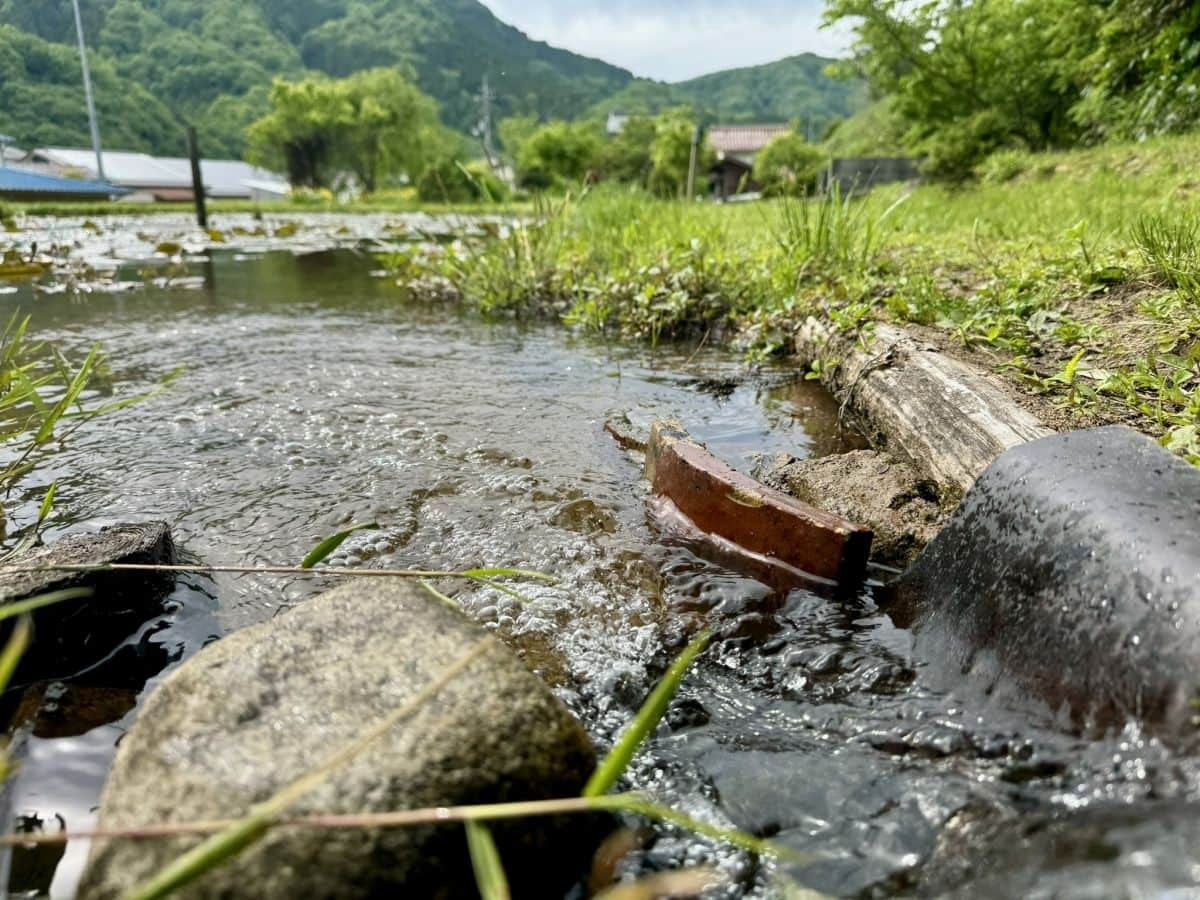 水路に注ぐ水の流れ