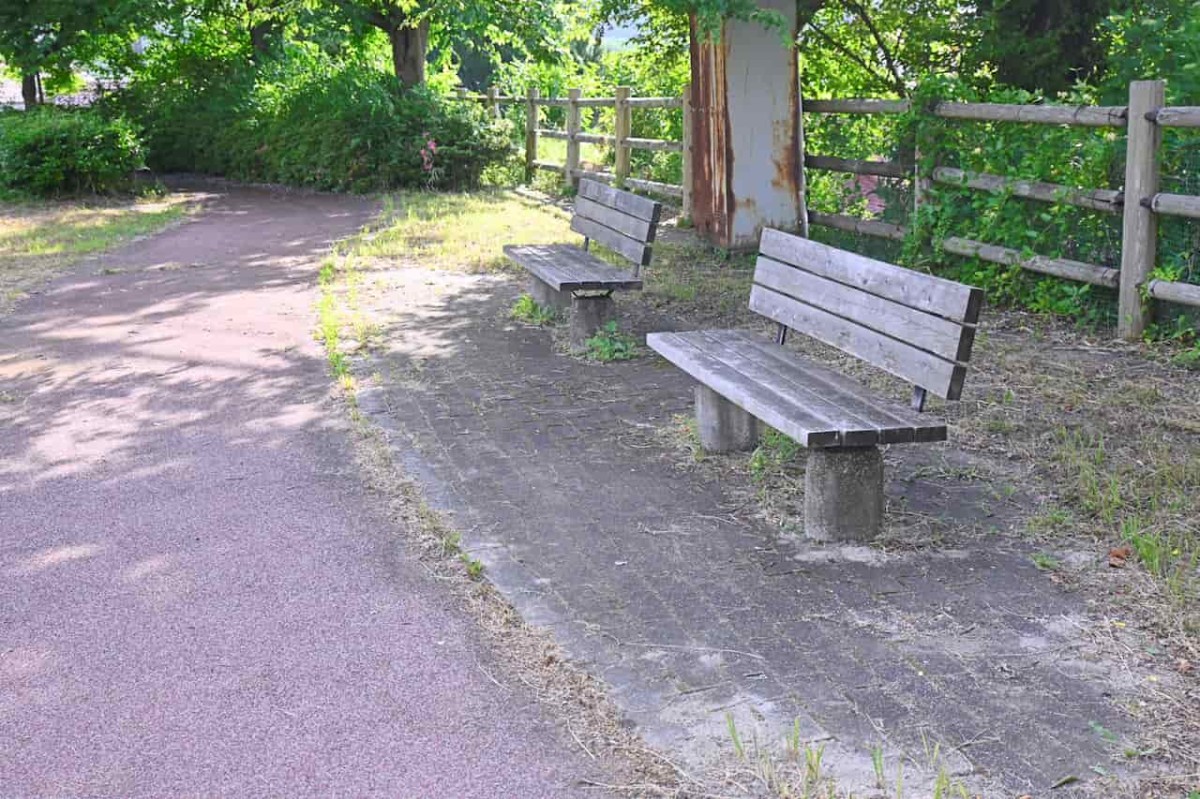 島根県雲南市にある『秋葉なかよし広場』のベンチ