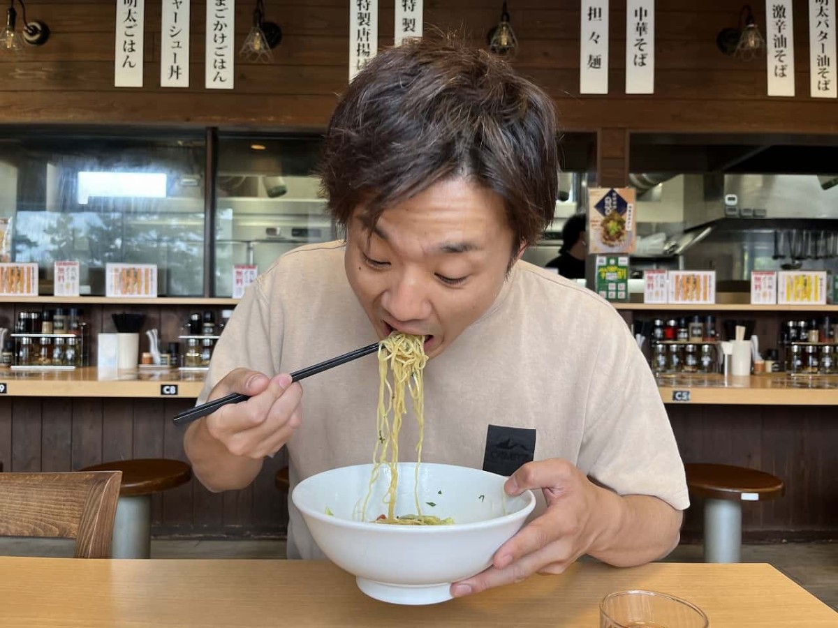 山陰で展開するラーメン店『拉麺屋神楽』で提供する夏季限定コラボラーメンを試食する編集部べーやん