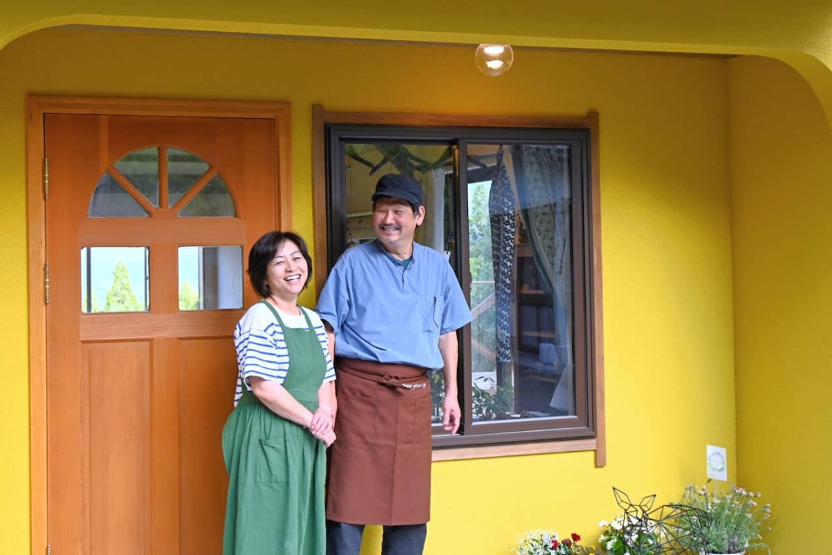 島根県出雲市にある『バターイエローカフェ』の店主夫婦