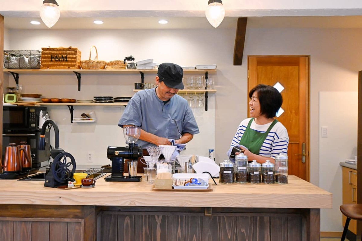 島根県出雲市にある『バターイエローカフェ』の店主夫婦