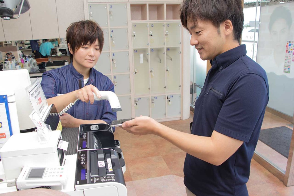 鳥取県境港市の『理容プラーナ境港店』の会計の様子