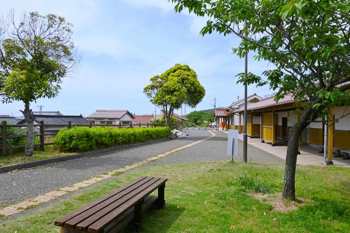 島根県江津市にある『波子駅』周辺の様子