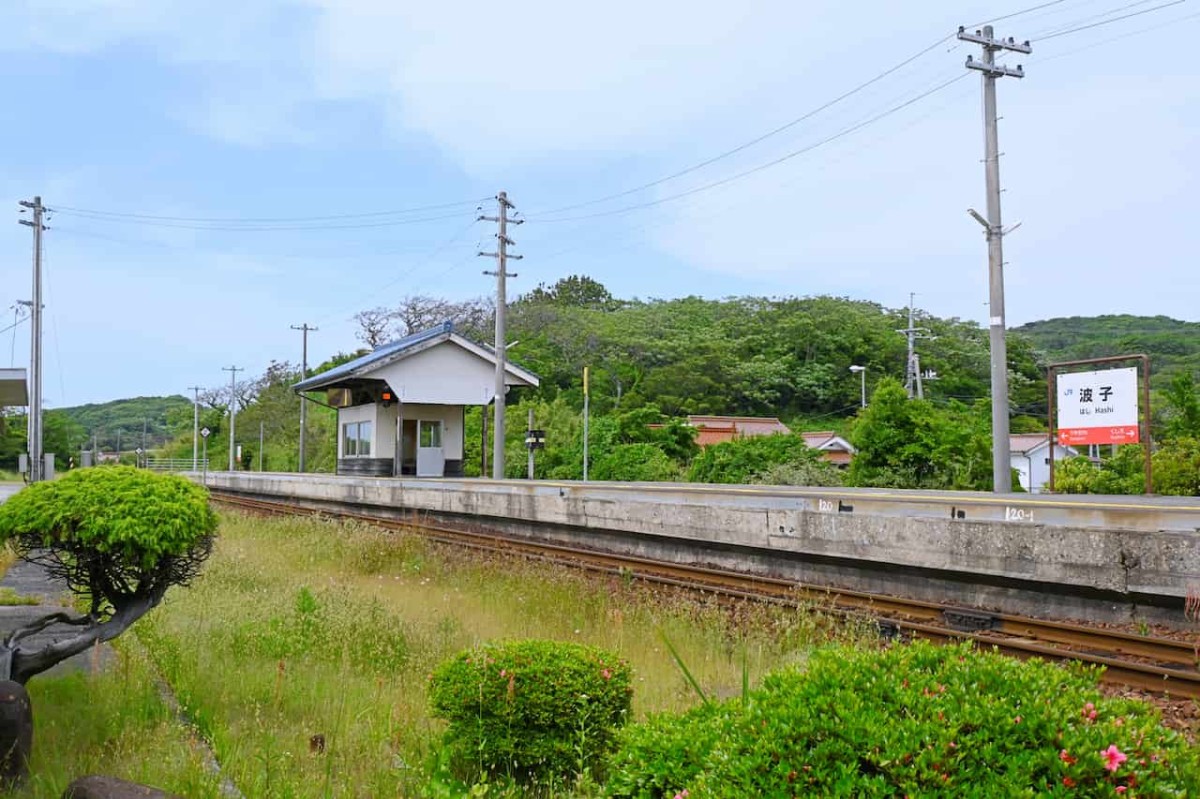 島根県江津市にある『波子駅』のホームの様子