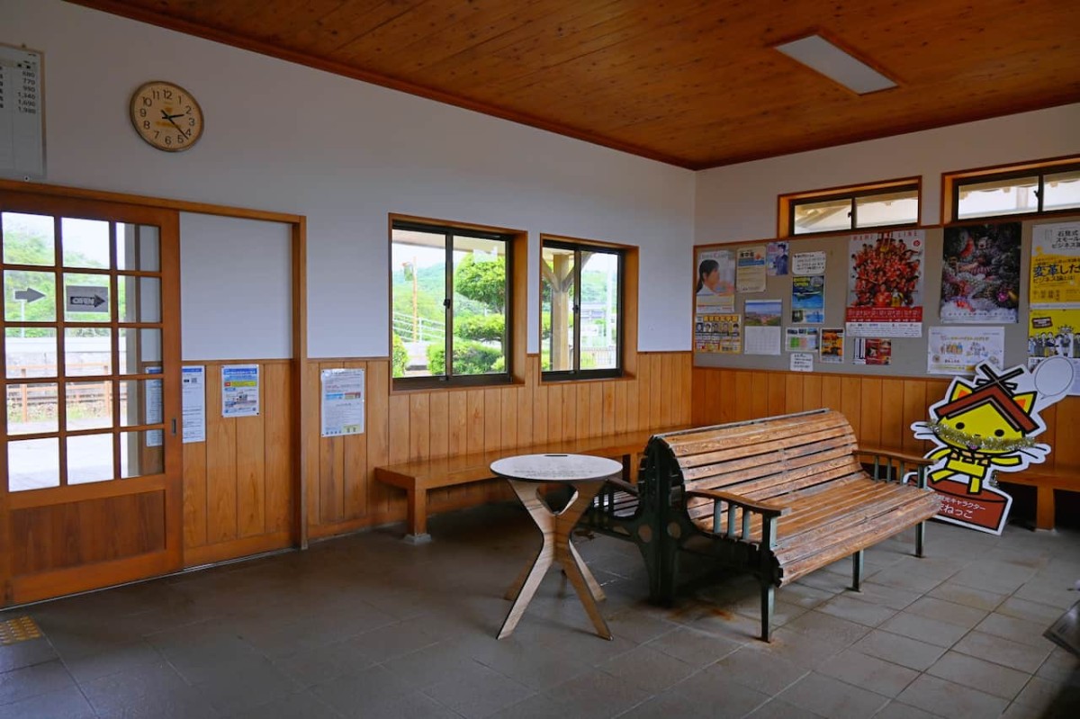 島根県江津市にある『波子駅』の待合室