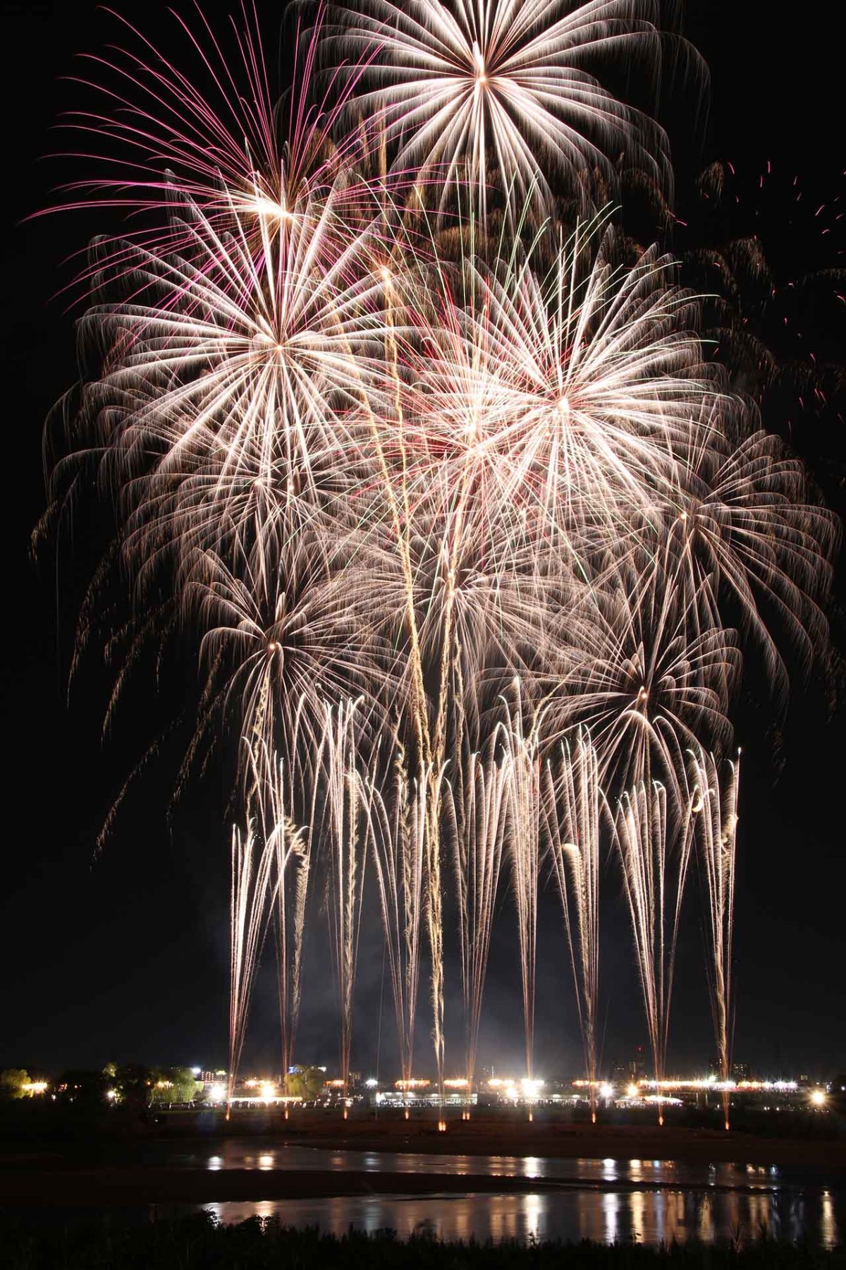 島根県出雲市で開催される夏祭り「出雲神話まつり」の過去開催時の花火の様子