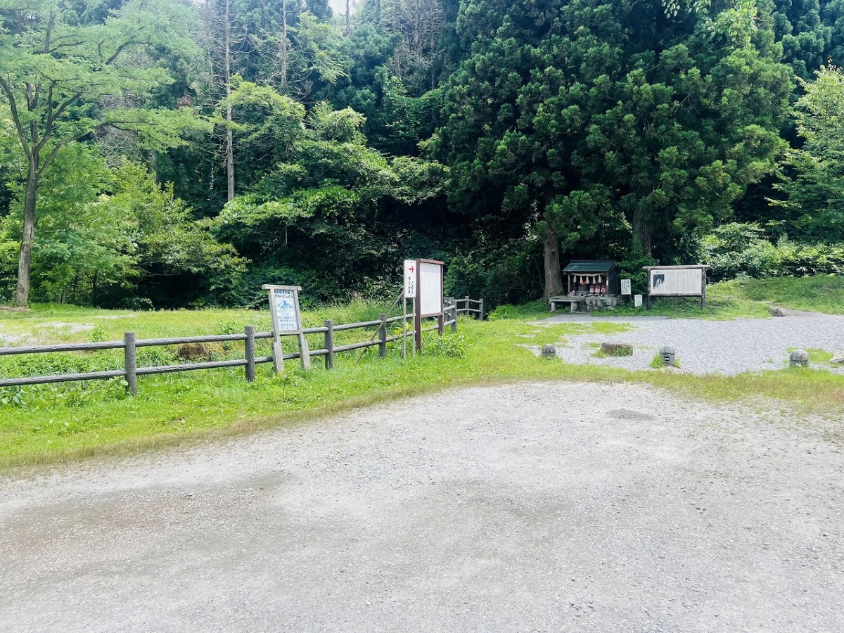 鳥取県伯耆町『地蔵滝の泉（じぞうたきのいずみ）』の駐車場