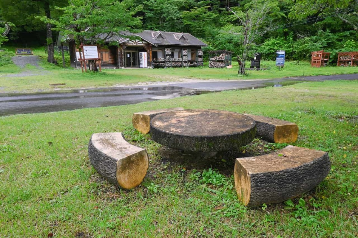 鳥取県日野郡日野町にある『鵜の池公園」にあるベンチ