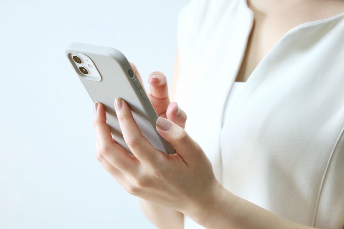 電話をかける女性