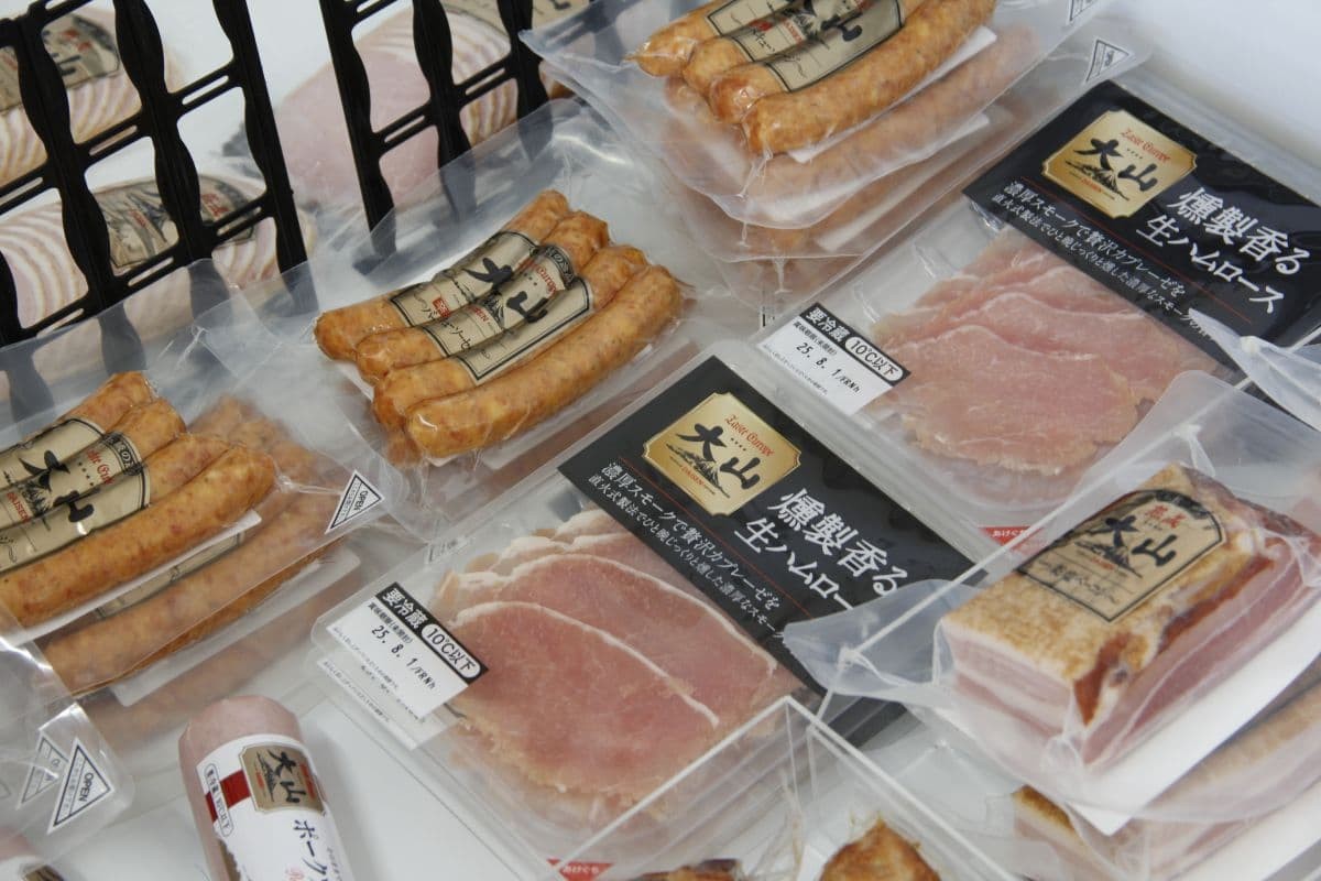 鳥取県伯耆町にあるグルメスポット『テラスザダイセン』の直売所に並ぶ商品