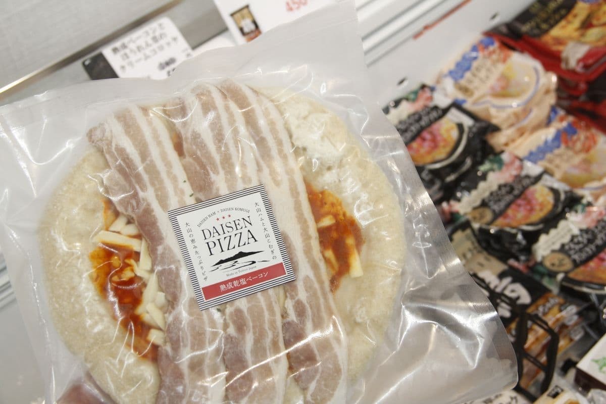 鳥取県伯耆町にあるグルメスポット『テラスザダイセン』の直売所に並ぶ商品