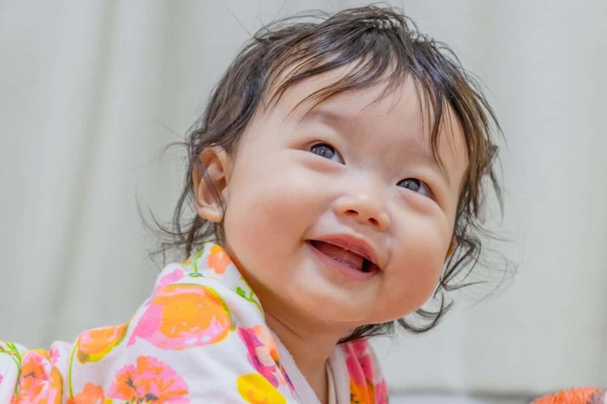 見つめる赤ちゃん