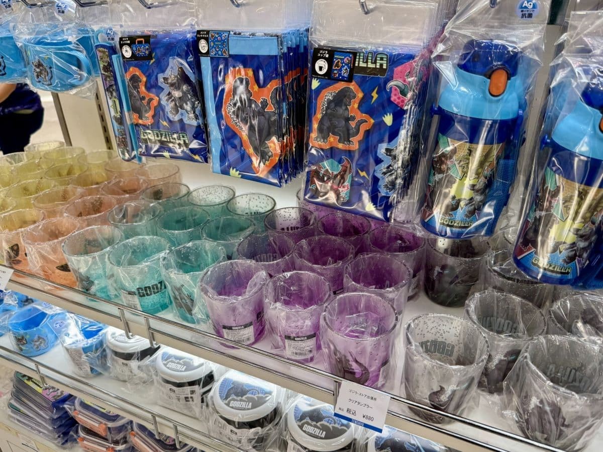 鳥取県米子市の百貨店『米子しんまち天満屋』に登場した「ゴジラ・ストア 米子天満屋 出張所」で販売している商品