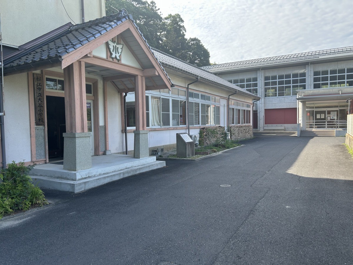 島根県松江市玉湯町にある山の上の小さなレストラン『火と時』の外観