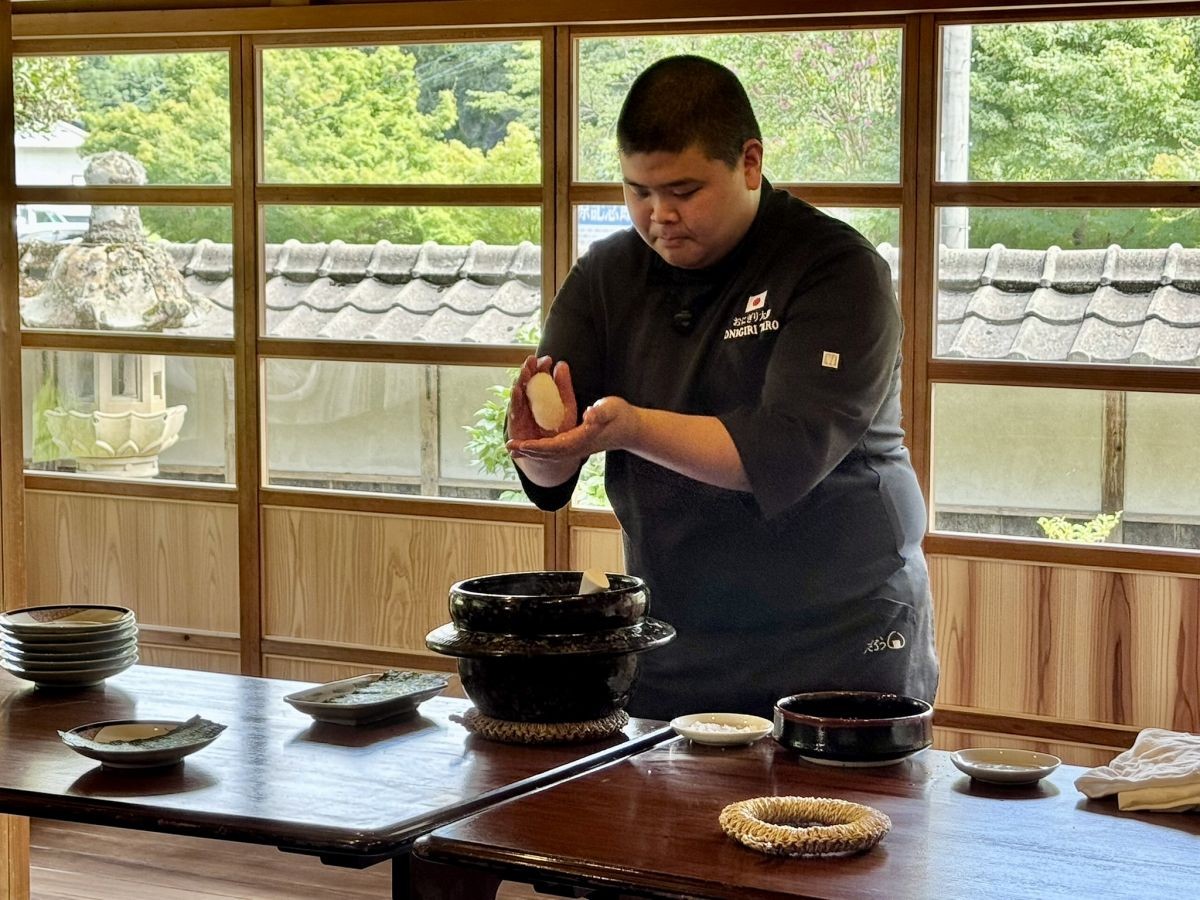 仁多米を握るおにぎり太郎さん