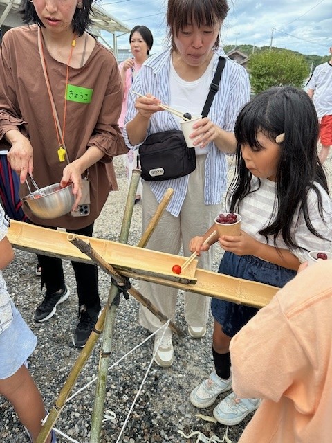 益田市で開催されたイベント「親子で川遊び体験in益田」の様子