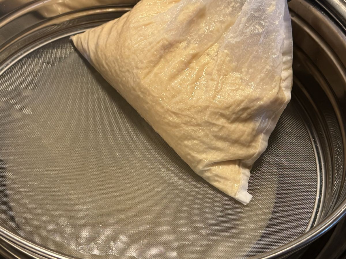 雲南市にある生マッコリ工房「オモナ ヤンジョ」の体験風景