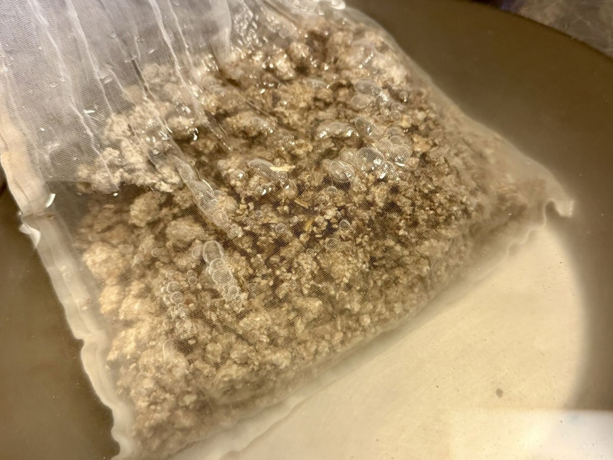 雲南市にある生マッコリ工房「オモナ ヤンジョ」の体験風景