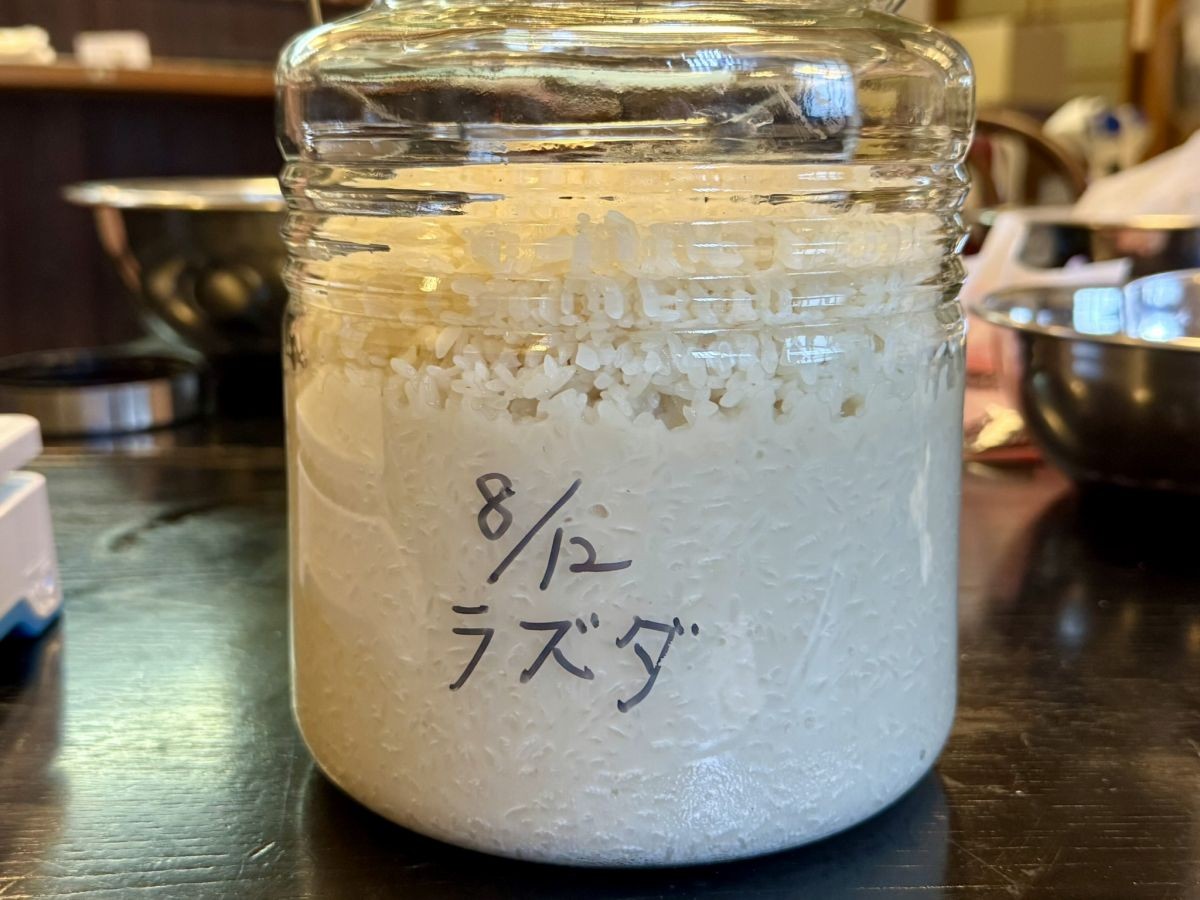 雲南市にある生マッコリ工房「オモナ ヤンジョ」の体験風景