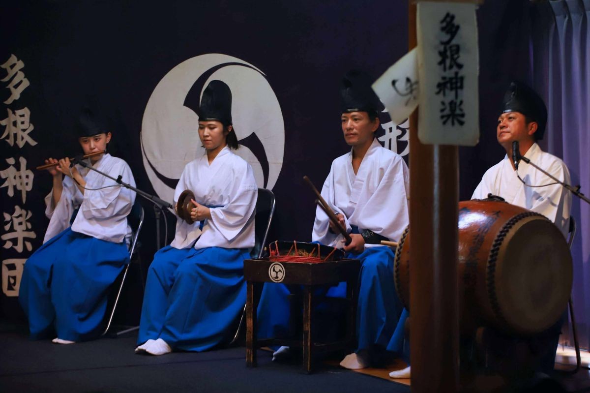 多根神楽団の演舞中の様子