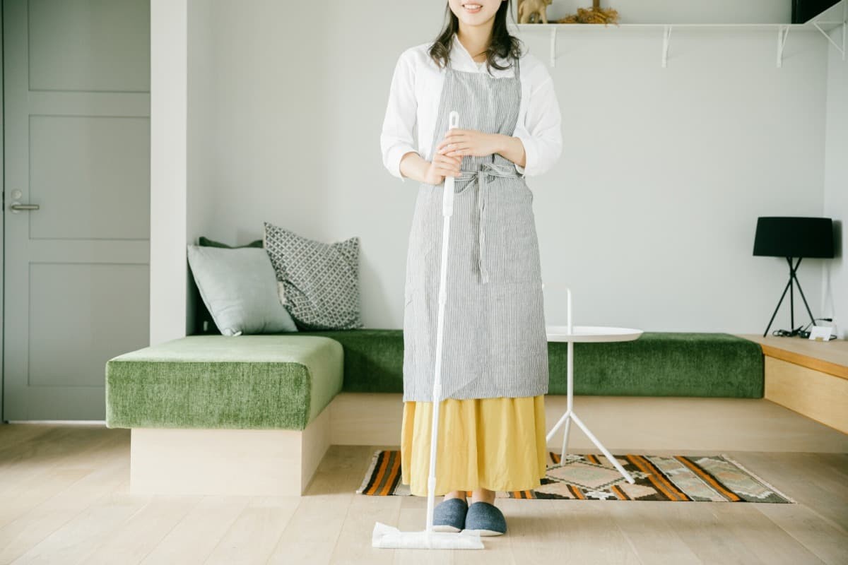 お片付け中の女性