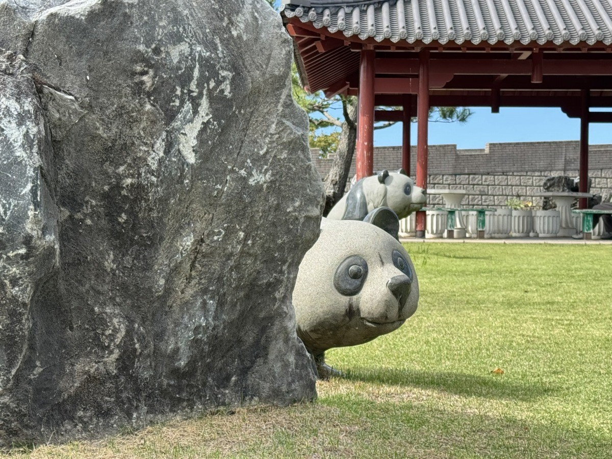鳥取県湯梨浜町のB級スポット「パンダの楽園」のパンダモニュメント