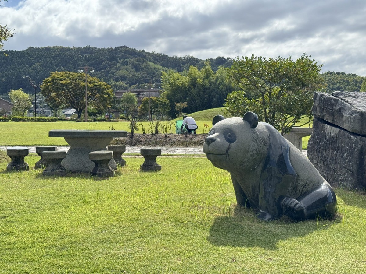鳥取県湯梨浜町のB級スポット「パンダの楽園」のパンダモニュメント
