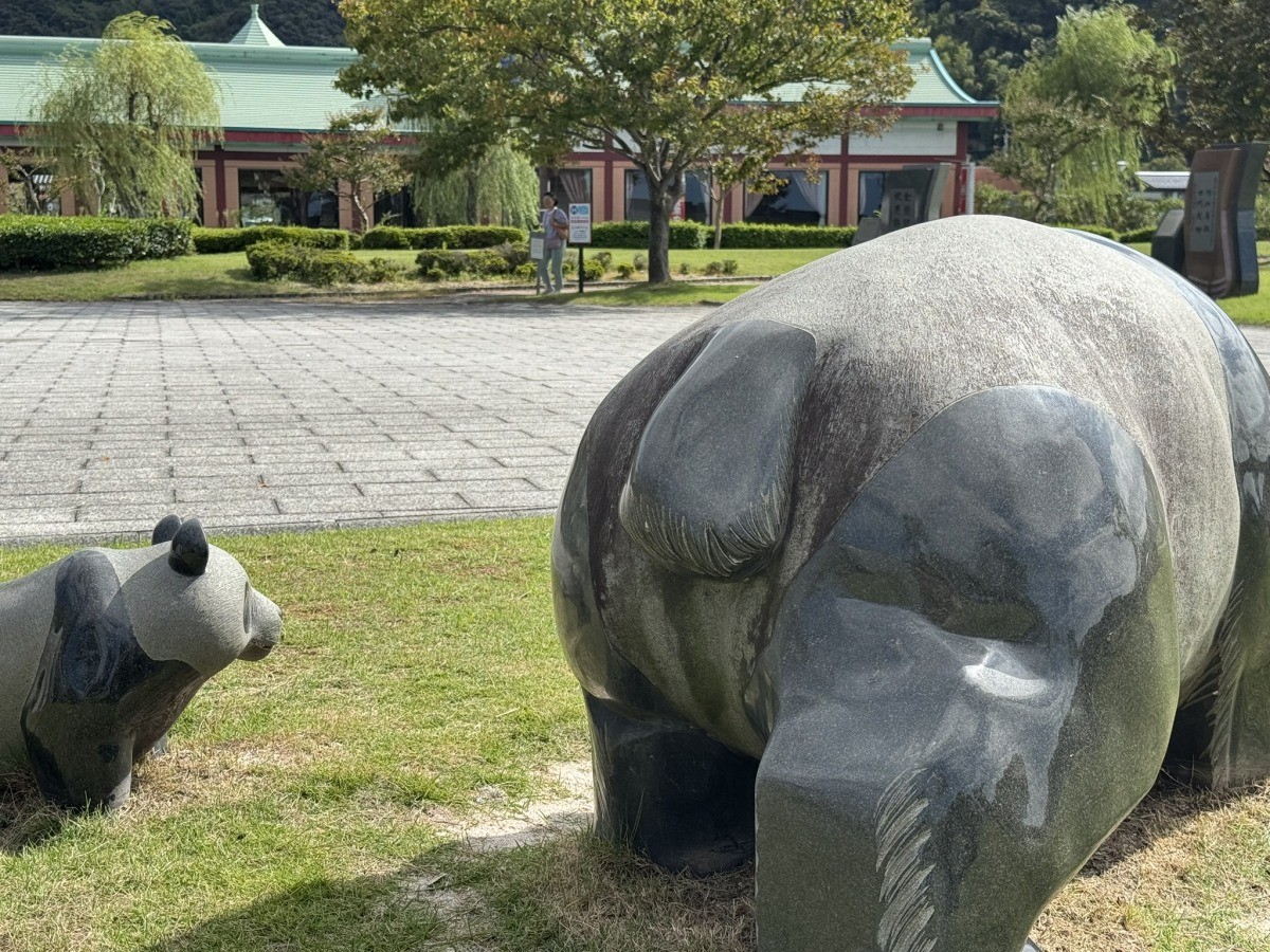 鳥取県湯梨浜町のB級スポット「パンダの楽園」のパンダモニュメント