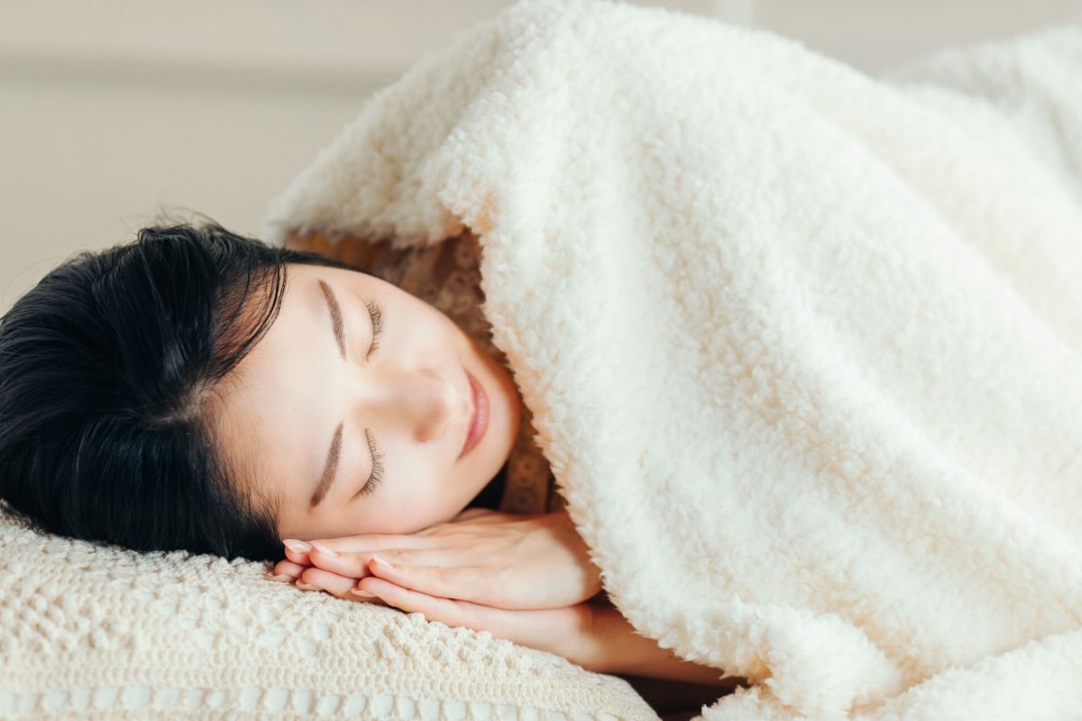 睡眠中の女性