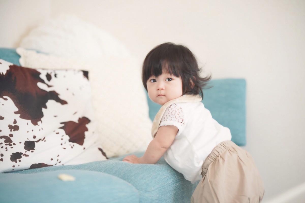 つかまり立ちする赤ちゃん