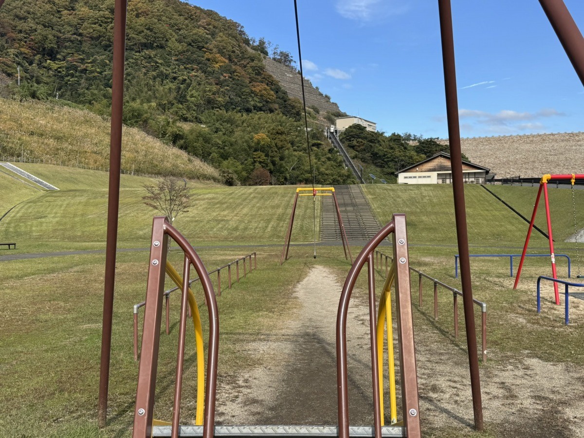 鳥取市国府町の公園『殿ダム記念広場』のターザンロープ