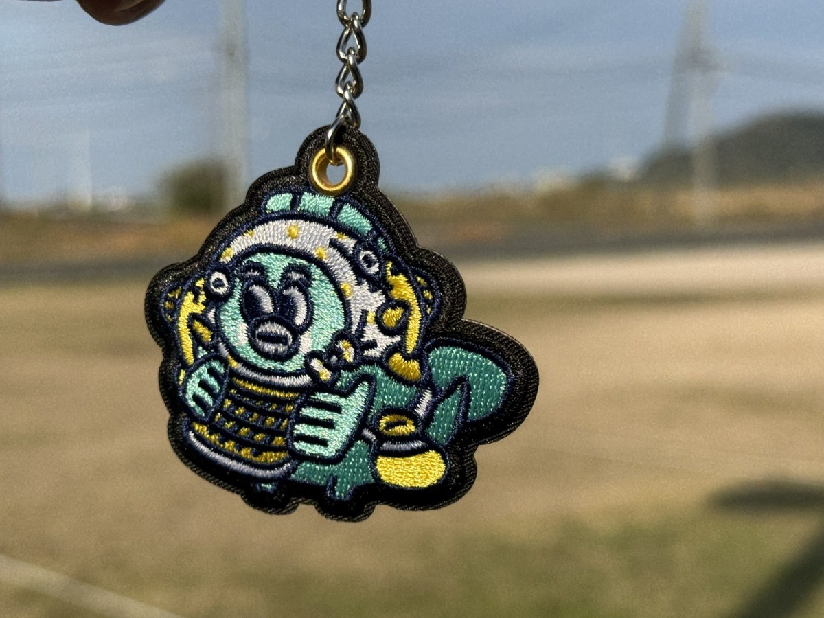 安来市『道の駅あらエッサ』に設置された自販機で販売している「どじょぴィ」のキーホルダー