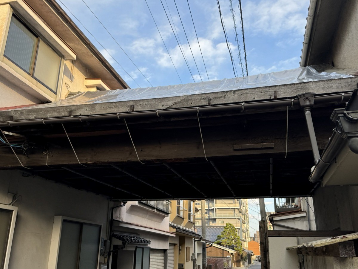 松江市寺町に残る「人参方」の門