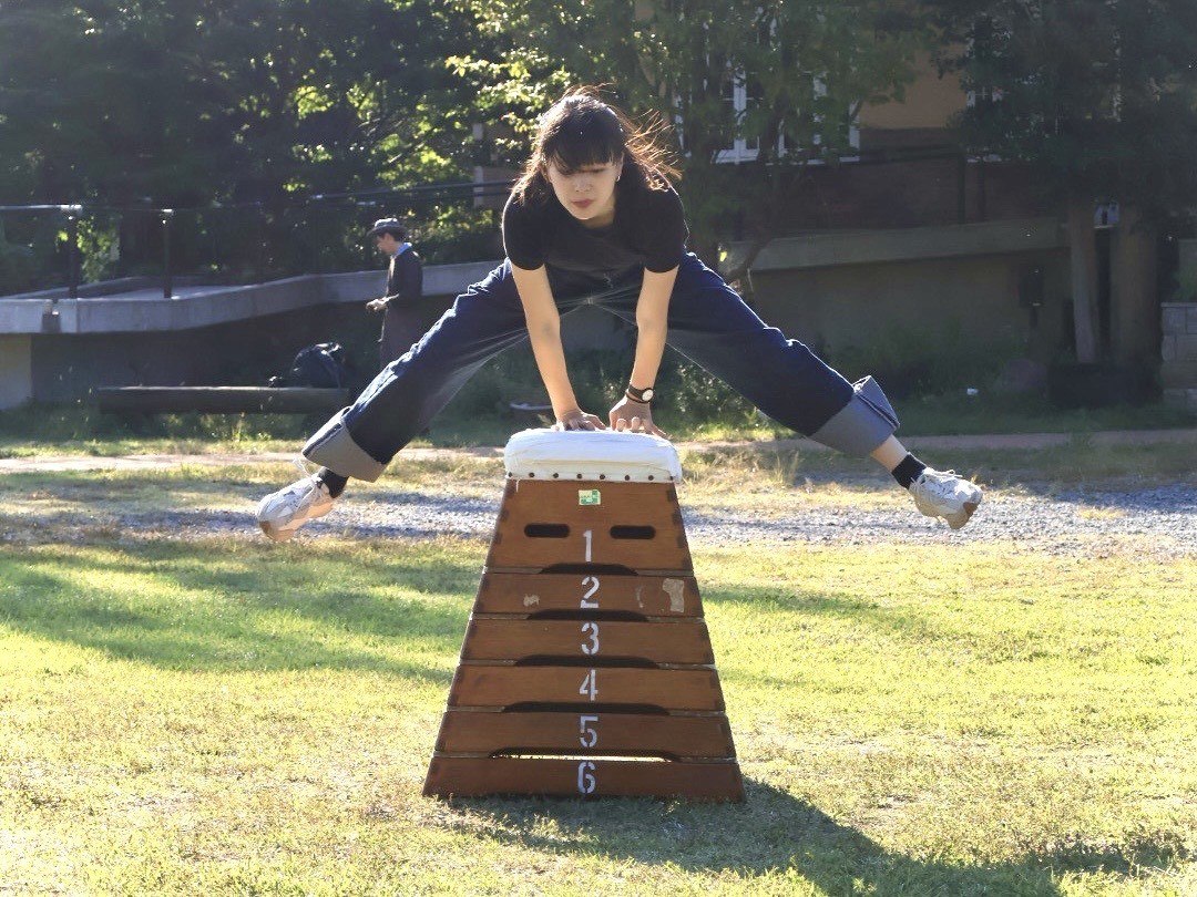 跳び箱をとぶ女性