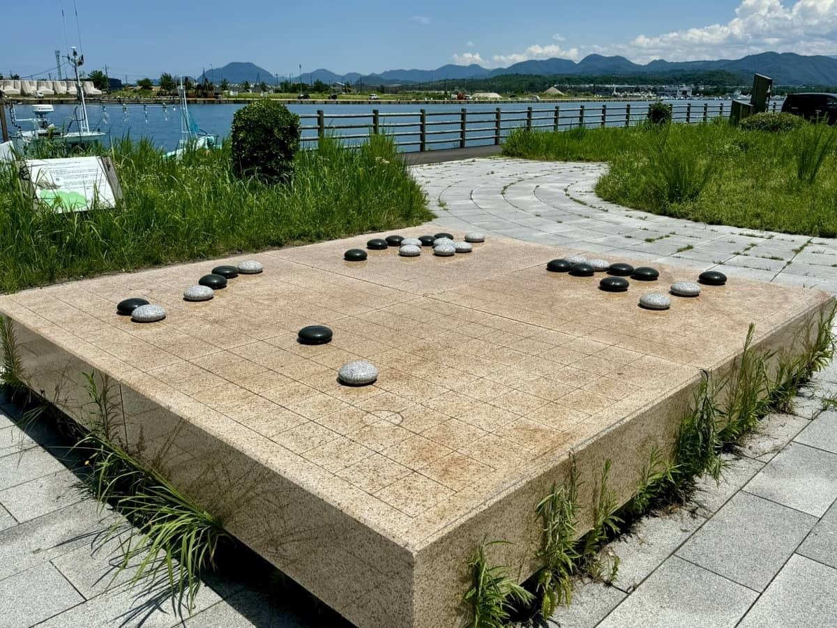 鳥取市賀露町の『みなと公園』にある巨大な碁盤