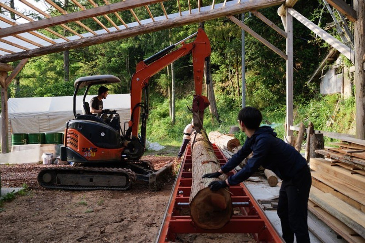 大田市温泉津に拠点を置く里山インストールの活動の様子