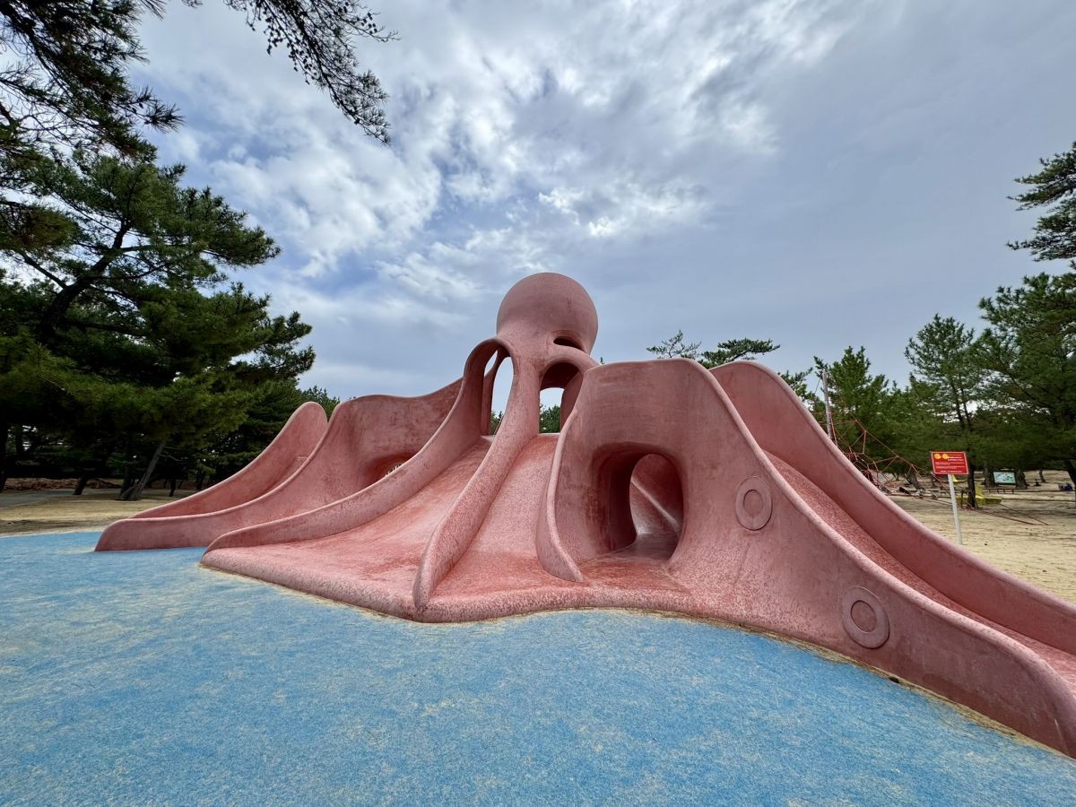 島根県出雲市の人気遊び場『島根県立浜山公園（林間こども広場）』のシンボル「タコの山」
