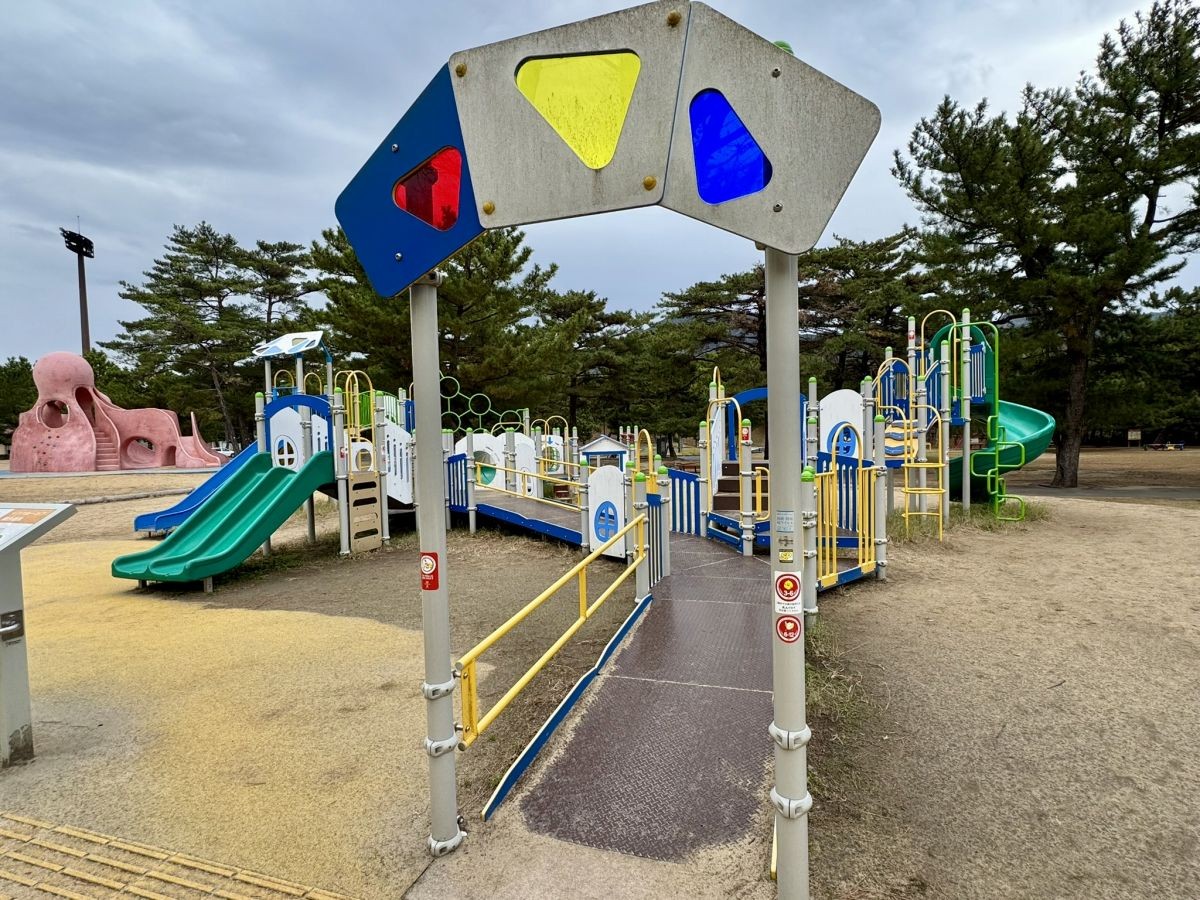 島根県出雲市の人気遊び場『島根県立浜山公園（林間こども広場）』のインクルーシブ遊具