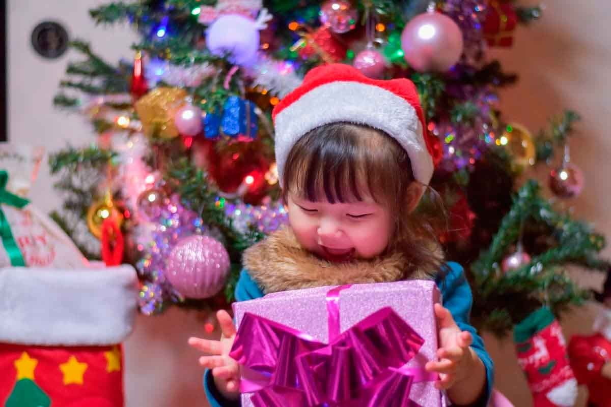 クリスマスにプレゼントをもらって喜ぶ子ども