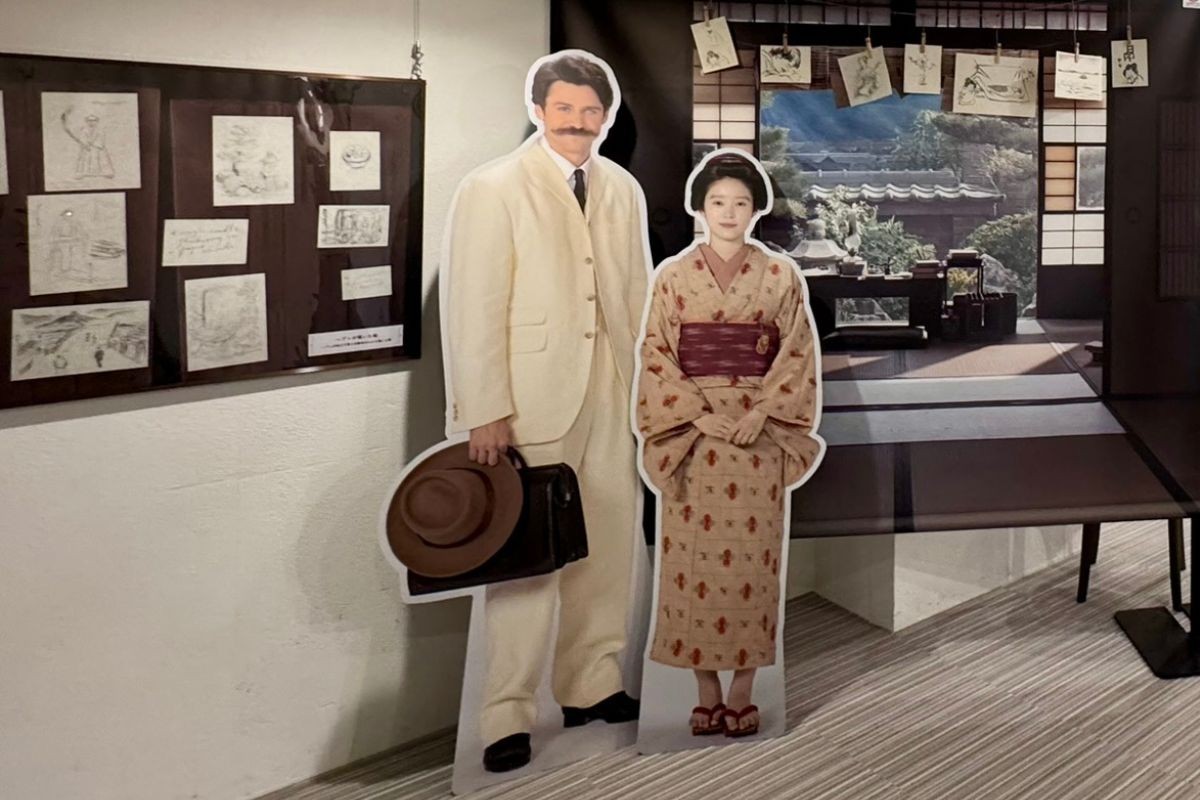 島根県松江市の観光スポット『カラコロ工房』で開催中の企画展「ばけばけ展」の会場内