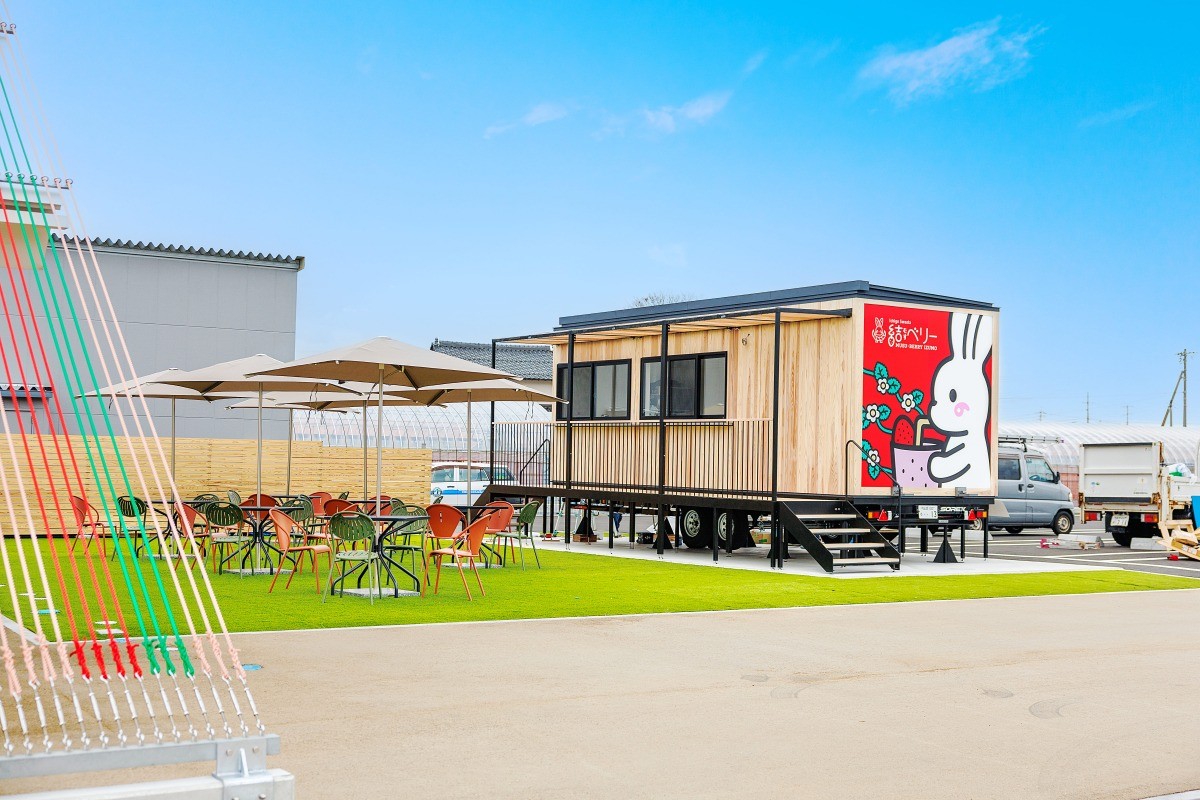 島根県出雲市のいちご狩り施設『出雲ICHIGO縁』のショップとカフェの外観