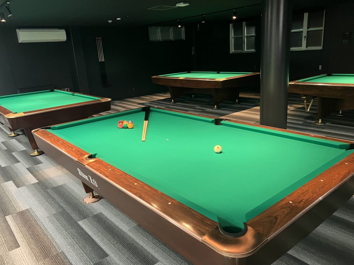 島根県松江市学園にあるビリヤード＆ダーツバー「ポイント松江学園店」のビリヤード台